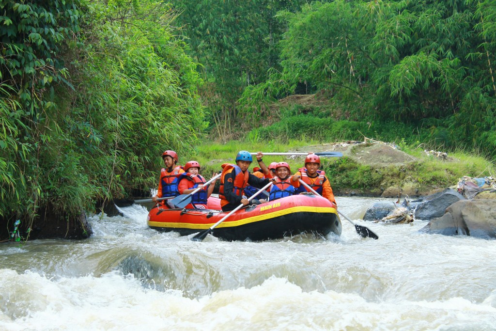 Rafting Sungai Citarik Sukabumi | Paket Rafting Murah 2019